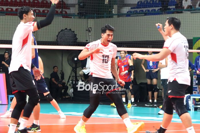 Outside hitter timnas voli Indonesia, Fahri Septian Putratama (tengah), merayakan poin yang diraih saat pertandingan melawan Vietnam pada leg kedua SEA V League 2024 di GOR UNY, Yogyakarta, 24 Agustus 2024. Juga tampak dalam gambar: Yuda Mardiansyah Putra (kiri) dan Dio Zulfikri (kanan).