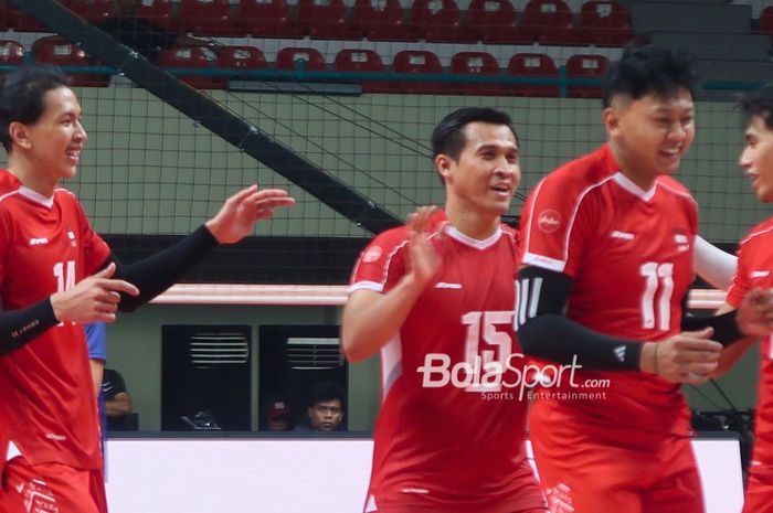 (Ki-ka) Farhan Halim, Dio Zulfikri, Raden Gumilar, Fahri Septian Putratama. Para pemain timnas voli Indonesia ini melakukan tos saat pertandingan melawan Filipina pada leg kedua SEA V League 2024 di Yogyakarta, 23 Agustus 2024. 