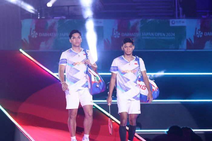 Pasangan ganda putra Indonesia, Muhammad Shohibul Fikri/Daniel Marthin, menuju area sebelum semifinal Japan Open 2024 di Yokohama Arena, Sabtu (24/8/2024).