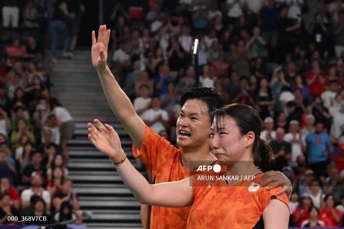 Pasangan ganda campuran Jepang, Yuta Watanabe/Arisa Higashino pada usai memastikan medali perunggu Olimpiade Paris 2024 di Porte de la Chapelle Arena, Jumat (2/8/2024).