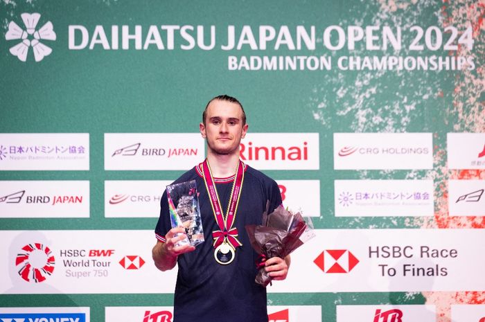 Pebulu tangkis tunggal putra Prancis, di podium Japan Open 2024 di Yokohama Arena, Minggu (25/8/2024).