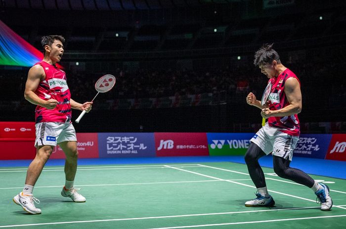 Goh Sze Fei dan Nur Izzuddin dari Malaysia (Kanan) merayakan kemenangan mereka atas Leo Rolly Carnando/Bagas Maulana dari Indonesia dalam semifinal ganda putra Japan Open 2024 di Yokohama Arena di Yokohama, Kanagawa, Jepang, 24 Agustus 2024.