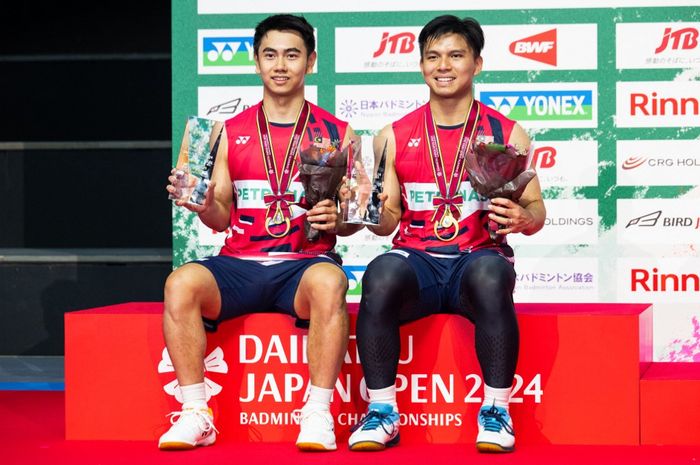 Pasangan ganda putra Malaysia, Goh Sze Fei/Nur Izzuddin, berpose di podium setelah memenangi gelar pada Japan Open 2024 di Yokohama Arena, Minggu (25/8/2024).