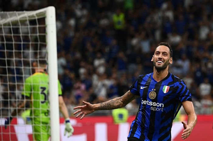 Selebrasi Hakan Calhanoglu usai mencetak gol ke gawang Lecce via titik putih yang membawa keunggulan Inter Milan menjadi 2-0 di Giuseppe Meazza, Sabtu (24/8/2024) atau Minggu dini hari WIB.