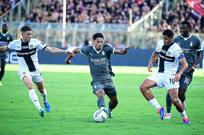 Momen perebutan bola antara gelandang AC Milan, Tijjani Reijnders, dengan dua pemain Parma di Stadion Ennio Tardini dalam lanjutan Liga Italia 2024-2025, Sabtu (24/8/2025) malam WIB.