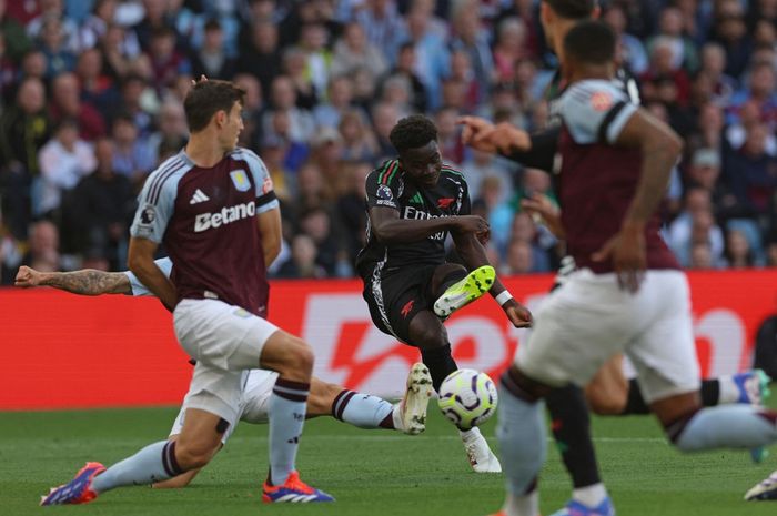 Bukayo Saka melepaskan tembakan dalam laga Aston Villa vs Arsenal pada pekan kedua Liga Inggris di Villa Park, Birmingham (24/8/2024). Arsenal menghajar Villa berkat gol kilat dari pengganti super, Leandro Trossard.