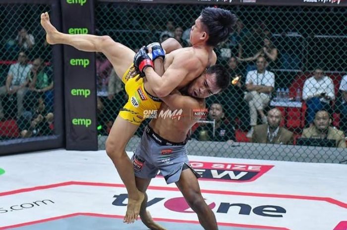 Duel perebutan sabuk juara interim kelas terbang antara Aditya Ginting (kanan) melawan Billy Pasulatan di One Pride MMA, Sabtu (24/8/2024) di Jakarta.