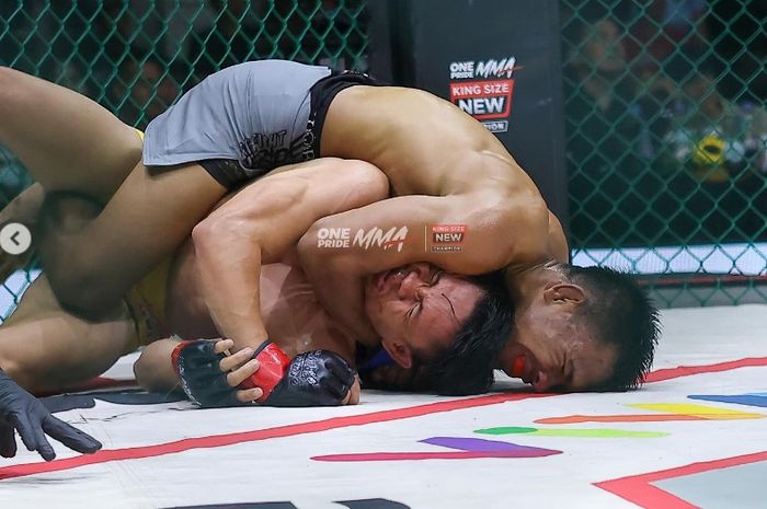 Aditya Ginting mendominasi Billy Pasulatan untuk menjadi juara interim kelas terbang dalam gelaran One Pride MMA 81, Sabtu (24/8/2024) di Hall A Basket Senayan, Jakarta.