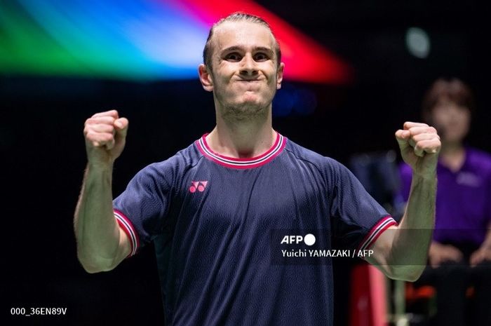 Pebulu tangkis tunggal putra Prancis, Alex Lanier, berpose usai memenangkan laga finalJapan Open 2024 di Yokohama Arena, Minggu (25/8/2024).