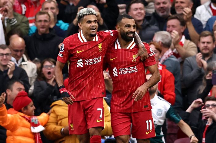 Mohamed Salah (kanan) dan Luis Diaz merayakan gol untuk Liverpool ke gawang Brentford pada lanjutan Liga Inggris di Anfield (25/8/2024).