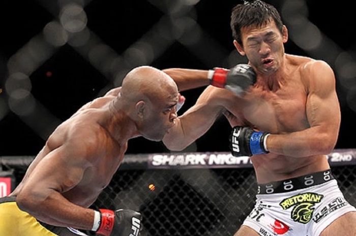 Anderson Silva (kiri) mengalahkan Yushin Okami dalam duel ulang mereka di UFC 134 pada 27 Agustus 2011 di Rio de Janeiro. 
