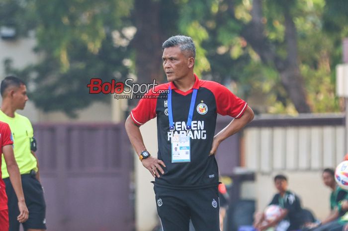 Pelatih Semen Padang, Hendri Susilo, sedang memantau timnya bertanding di Stadion PTIK, Jakarta, Senin (26/8/2024) siang.