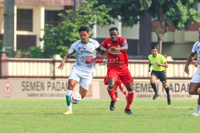 Fachruddin Aryanto (kiri) sedang berebut bola dengan Ikechukwu Kenneth Ngwoke (kanan) dalam laga pekan ketiga Liga 1 2024 di Stadion PTIK, Jakarta, Senin (26/8/2024) siang.