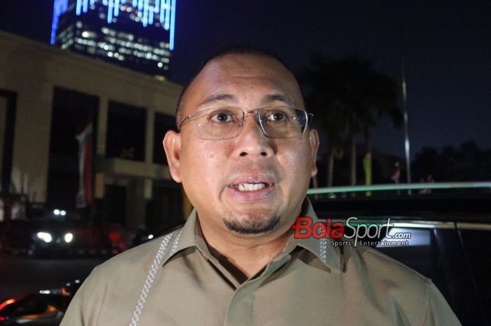 Penasihat Semen Padang, Andre Rosiade, sedang memberikan keterangan kepada awak media di Stadion PTIK, Jakarta, Senin (26/8/2024) siang.
