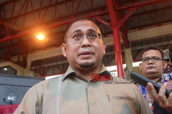 Penasihat Semen Padang, Andre Rosiade, sedang memberikan keterangan kepada awak media di Stadion PTIK, Jakarta, Senin (26/8/2024) siang.