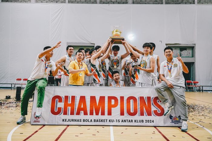 Klub Bola Basket, Aras Gading Muda berpose usai menyegel titel juara pada Kejurna KU15 antar Klub Putra 2024.