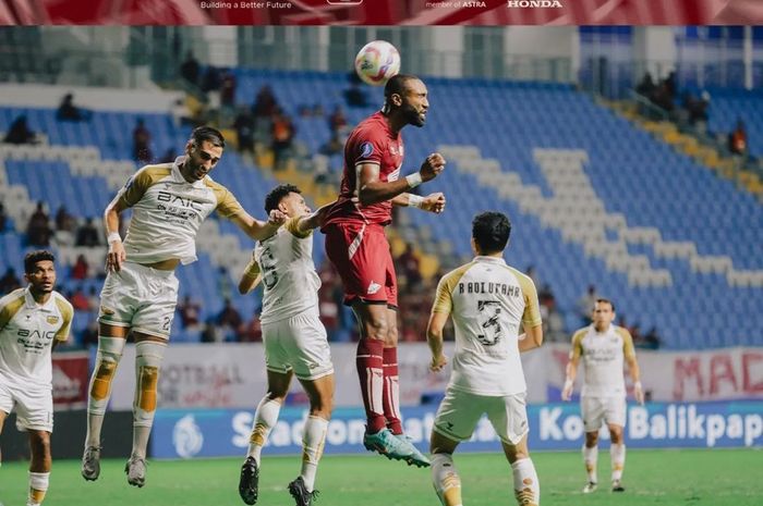 Suasana pertandingan antara PSM vs Dewa United pada laga pekan ketiga Liga 1 2024-2025 di Stadion Batakan, Kalimantan Timur, Senin (26/8/2024).