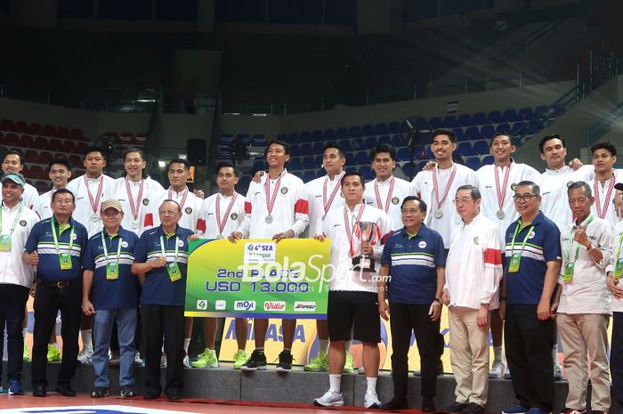 Timnas voli Indonesia berpose di atas podium setelah menjadi runner-up leg kedua SEA V League 2024 di GOR UNY, Yogyakarta, 25 Agustus 2024. 