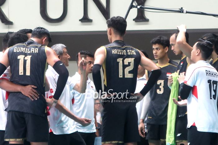 Pelatih timnas voli Indonesia, Li Qiu Jiang, memberi instruksi kepada anak asuhnya saat pertandingan melawan Thailand pada leg kedua SEA V League 2024 di GOR UNY, Yogyakarta, 26 Agustus 2024.