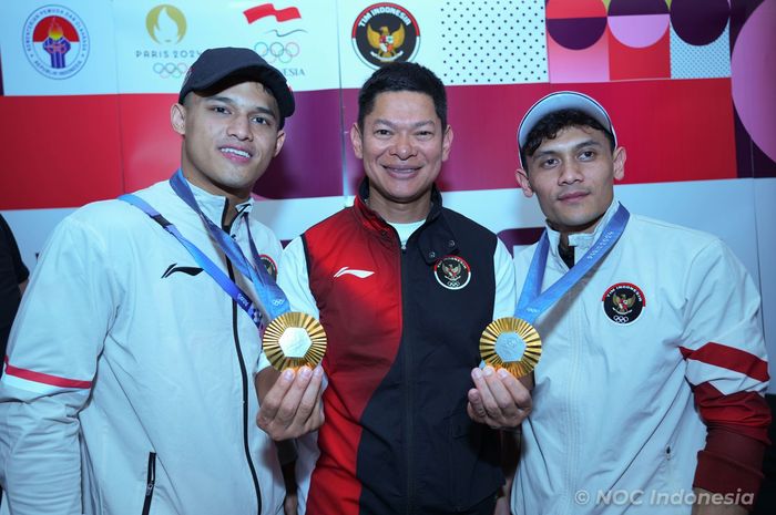 Ketua Umum NOC Indonesia, Raja Sapta Oktohari (tengah) bersama peraih medali emas Olimpiade Paris 2024, Rizki Juniansyah (angkat besi) dan Veddriq Leonardo (panjat tebing) 