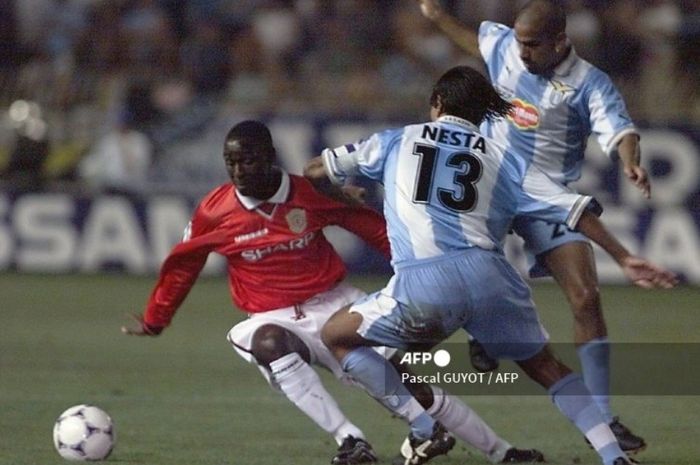 Dua pemain Lazio besutan Sven-Goran Eriksson, Alessandro Nesta dan Juan Sebastian Veron, berduel dengan striker Manchester United, Andy Cole, dalam  laga Piala Super Eropa 1999, 27 Agustus 1999 di Monaco.