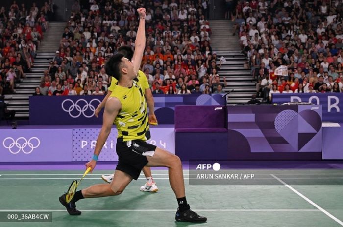 Ganda putra Taiwan, Wang Chi-Lin/Lee Yang saat tampil di final Olimpiade Paris 2024 di Porte de La Chapelle Arena, Paris, Prancis, 4 Agustus 2024