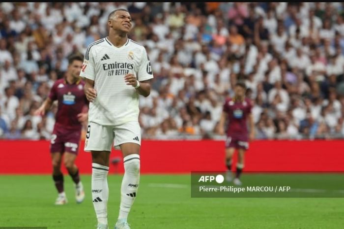 Ekspresi Kylian Mbappe usai gagal cetak gol dalam laga Real Madrid vs Real Valladolid pada lanjutan Liga Spanyol 2024-2025. Tanpa gol atau assist di dua laga pertama, Mbappe harus menyadari dia bukan lagi berlaga di Liga Prancis.