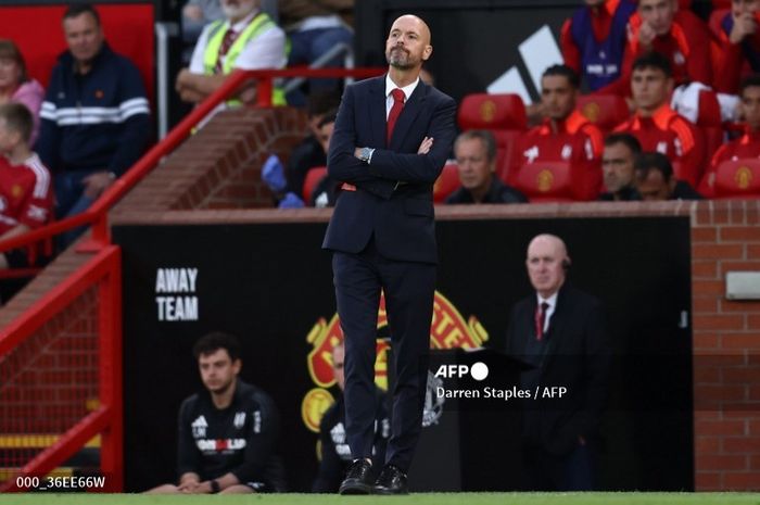 Pelatih Manchester United, Erik ten Hag, menyaksikan anak asuhnya bertanding di Stadion Old Trafford.