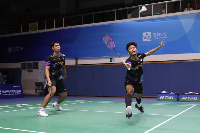 Aksi ganda putra Indonesia, Muhammad Shohibul Fikri/Daniel Marthin pada babak pertama Korea Open 2024, Selasa (27/8/2024)