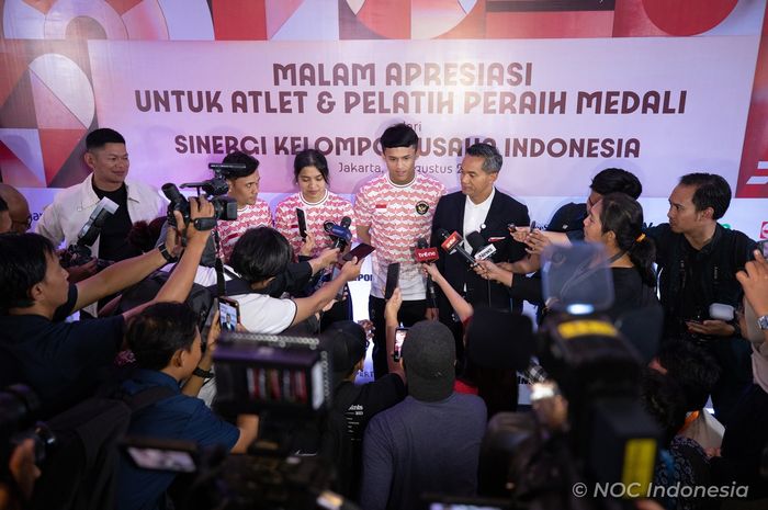 Tiga atlet Indonesia peraih medali Olimpiade Paris 2024, (ki-ka): Veddriq Leonardo (Panjat Tebing), Gregoria Mariska Tunjung (Bulu Tangkis), Rizki Juniansyah (Angkat Besi) pada Malam Apresiasi di The Convergence Indonesia, Senin (26/8/2024).