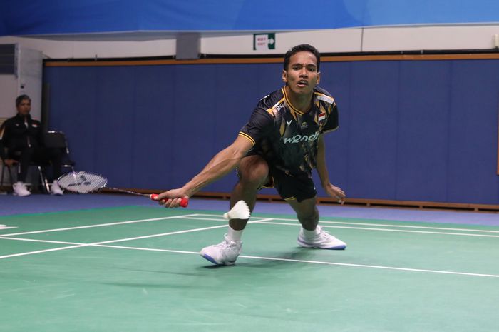 Tunggal putra Indonesia, Chico Aura Dwi Wardoyo, berusaha mengembalikan bola saat tampil pada babak pertama Korea Open 2024 di Mokpo Indoor Stadium, Seoul, Korea Selatan, 28 Agustus 2024.