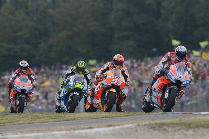 Andrea Dovizioso diikuti Marc Marquez Cal Crutchlow, dan Jorge Lorenzo saat balapan MotoGP Rep. Ceska di Sirkuit Masaryk, Brno, Rep. Ceska, 5 Agustus 2018.