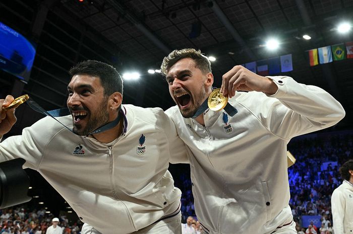 (Ki-ka) Pemain timnas voli Prancis, Nicolas Le Goff dan Jean Patry, berpose dengan medali emas setelah final nomor bola voli putra Olimpiade Paris 2024 di South Paris Arena 1, Paris, Prancis, 10 Agustus 2024.