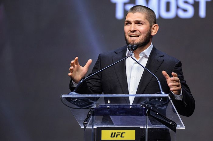 Khabib Nurmagomedov berbicara dalam upacara pelantikan UFC Hall of Fame di T-Mobile Arena, Nevada, Amerika Serikat, 30 Juni 2022.