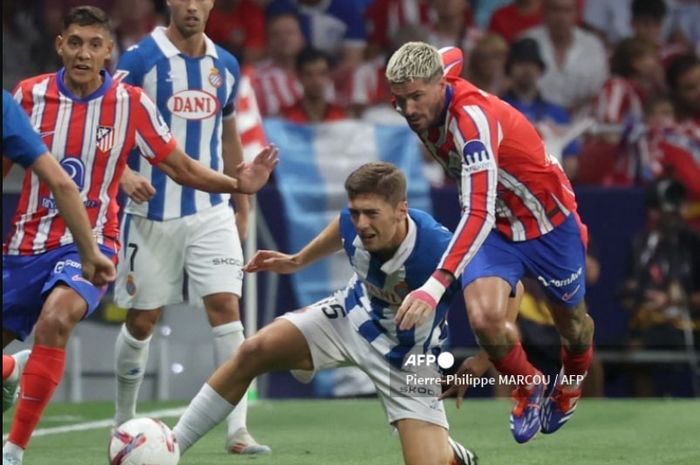 Rodrigo De Paul (kanan) dkk cuma imbang lawan Espanyol, Atletico Madrid gagal dekati Barcelona dan terancam disalip Real Madrid usai bermain seri dengan Espanyol (28/8/2024).