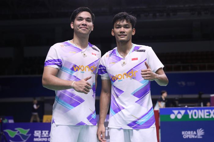 Pasangan ganda putra Indonesia, Muhammad Shohibul Fikri/Daniel Marthin, berpose setelah memastikan diri ke babak perempat final Korea Open 2024 di Mokpo Indoor Stadium, Mokpo, Korea Selatan, Kamis (29/8/2024).