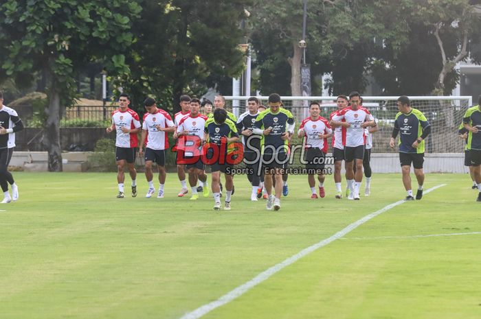 Skuad timnas Indonesia sedang berlatih dengan jersey model baru di Lapangan B, Senayan, Jakarta, Jumat (30/8/2024).