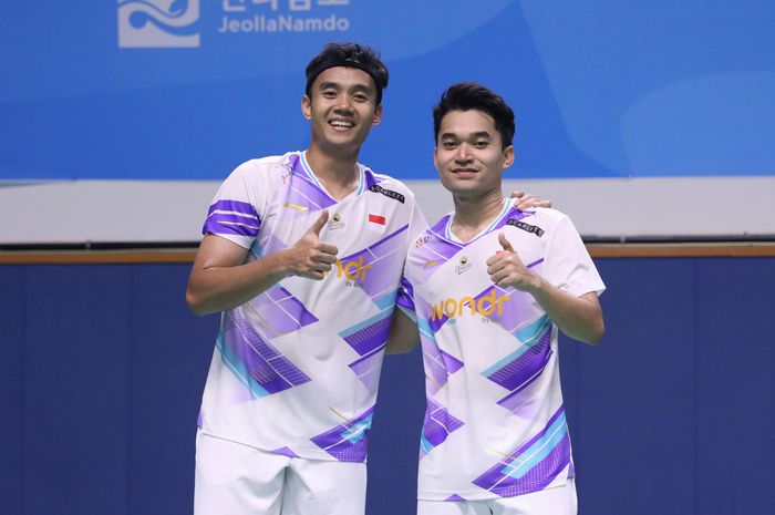 Ganda putra Indonesia, Leo Rolly Carnando/Bagas Maulana, berpose setelah tampil pada perempat final Korea Open 2024 di Mokpo Indoor Stadium, Seoul, Korea Selatan, 30 Agustus 2024.