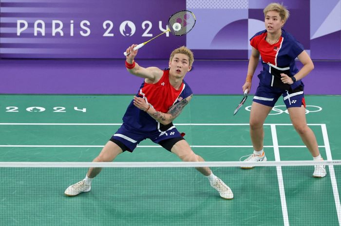 Pasangan ganda campuran Malaysia, Chen Tang Jie/Toh Ee Wei, pada penentuan juara grup Olimapiade Paris 2024 di Porte de la Chapelle Arena, 29 Juli 2024.