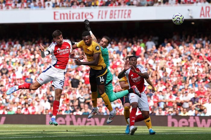 Kai Havertz mencetak gol Arsenal ke gawang Brighton pada duel Liga Inggris di Emirates Stadium, London (31/8/2024). Arsenal nyaris kalah akibat kartu merah kontroversial Declan Rice.