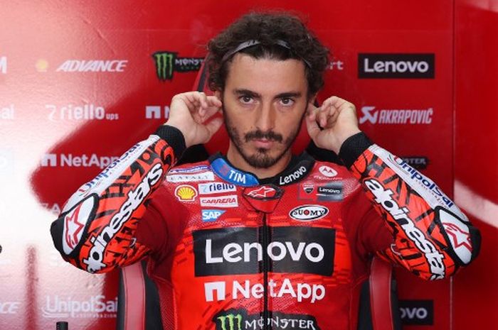 Pembalap Ducati, Francesco Bagnaia, pada sesi latihan hari pertama MotoGP Aragon 2024 di Sirkuit Motorland Aragon, Jumat (30/8/2024).