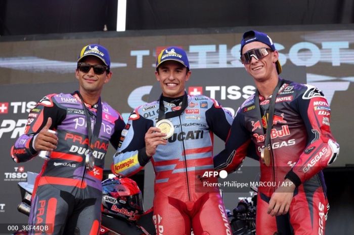 (ki-ka) Jorge Martin (Prima Pramac), Marc Marquez (Gresini), Pedro Acosta (GASGAS Tech3) saat berpose di podium balapan Sprint MotoGP Aragon 2024 di Sirkuit Aragon, Alcaniz, Spanyol, pada Sabtu (31/8/2024).