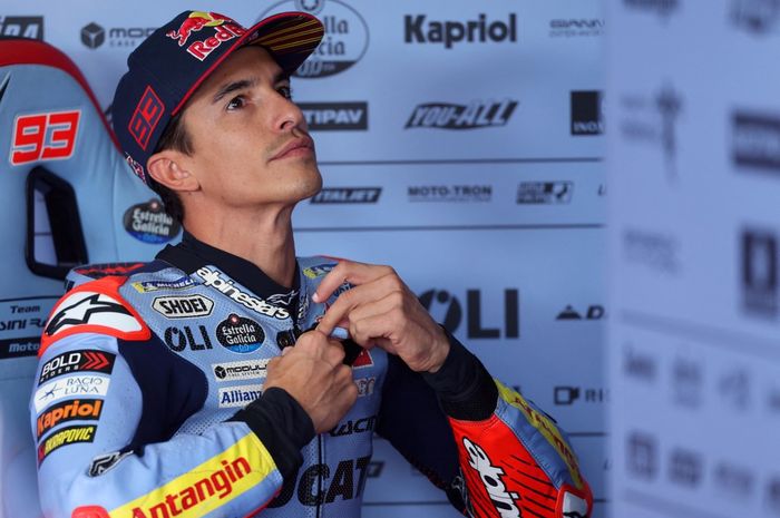 Pembalap Gresini, Marc Marquez, di garasi saat sesi FP1 MotoGP Aragon 2024 di Sirkuit Motorland Aragon, Jumat (31/8/2024).