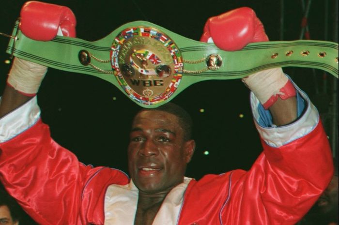 Pernah 2 kali di-KO Mike Tyson, Frank Bruno akhirnya bisa menjadi juara dunia tinju kelas berat pada 2 September 1995 setelah 4 kali mencoba. 