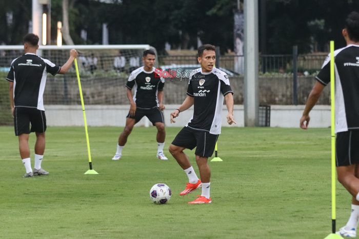 Egy Maulana Vikri sedang menguasai bola dalam latihan bersama timnas Indonesia di Lapangan A, Senayan, Jakarta, Sabtu (31/8/2024).