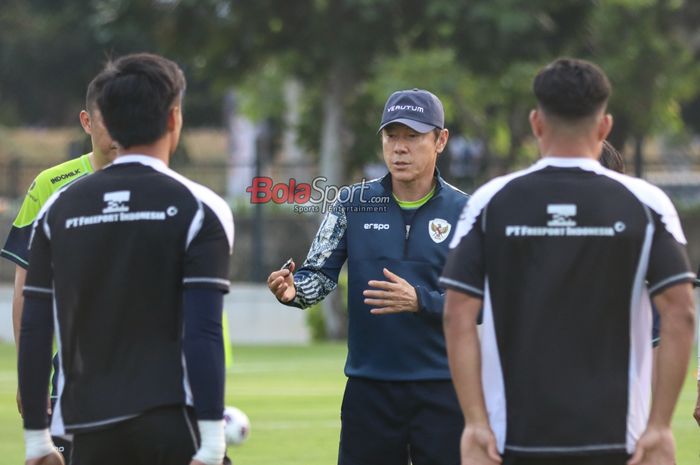 Pelatih timnas Indonesia, Shin Tae-yong, sedang memberikan intruksi kepada para pemainnya berlatih di Lapangan A, Senayan, Jakarta, Sabtu (31/8/2024).