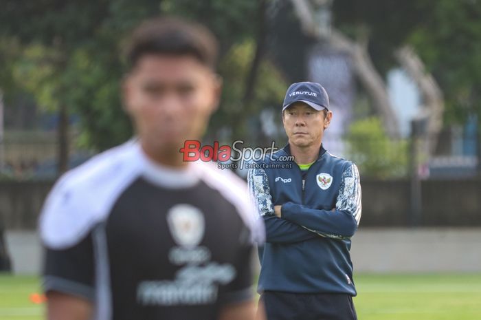 Pelatih timnas Indonesia, Shin Tae-yong, sedang memantau para pemainnya berlatih di Lapangan A, Senayan, Jakarta, Sabtu (31/8/2024).