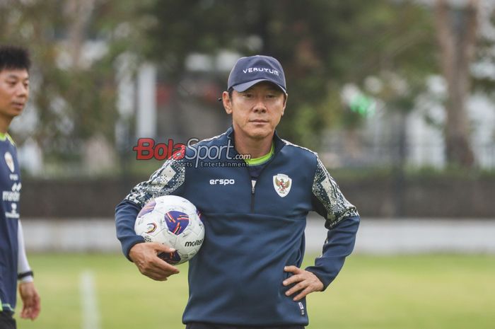 Pelatih timnas Indonesia, Shin Tae-yong, sedang memantau para pemainnya berlatih di Lapangan A, Senayan, Jakarta, Sabtu (31/8/2024).