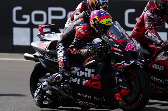 Pembalap Aprilia Racing, Aleix Espargaro saat latihan start di Motorland Aragon, Jumat, 30 Agustus 2024