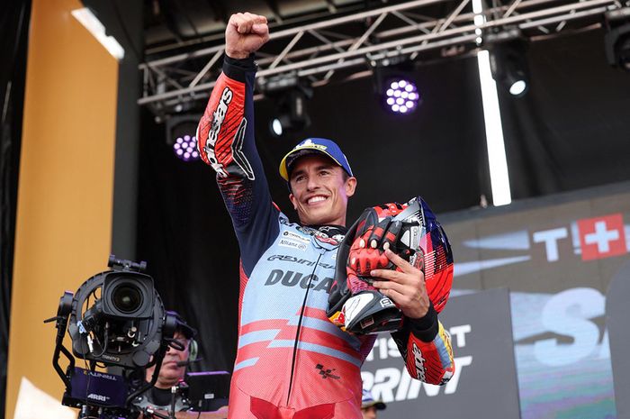 Pembalap Gresini, Marc Marquez, merayakan kemenangan di podium setelah memenangi sprint MotoGP Aragon di Motorland Aragon, Alcaniz, Spanyol, 31 Agustus 2024.